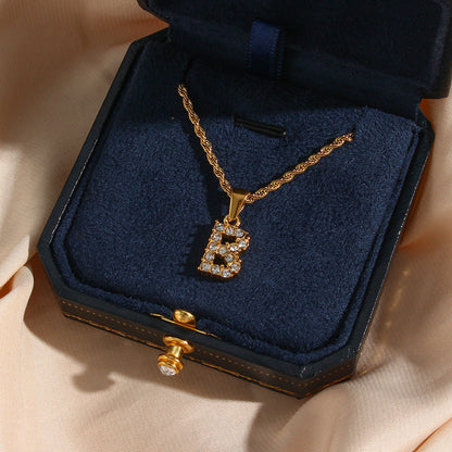 Maeve Letter Initial Diamant Halskette