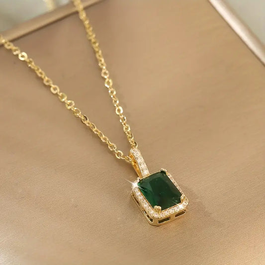 Gold Smaragd Rectangular Halo Halskette